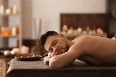 Genç adam rahatlatıcı spa salonu Masaj tablo