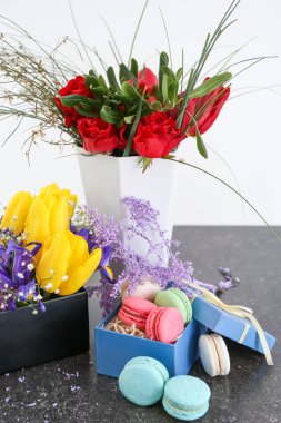 Çiçekler ve macarons güzel kompozisyonu tablo hediye olarak