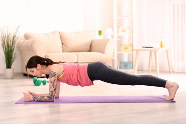 Güzel genç kadın sabah egzersizleri yapıyor