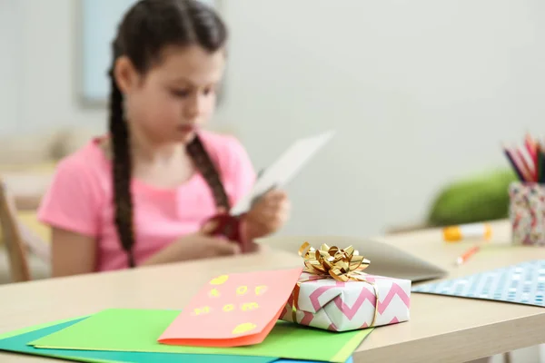 Cartão Saudação Artesanal Presente Preparado Pela Menina Para Sua Mãe — Fotografia de Stock