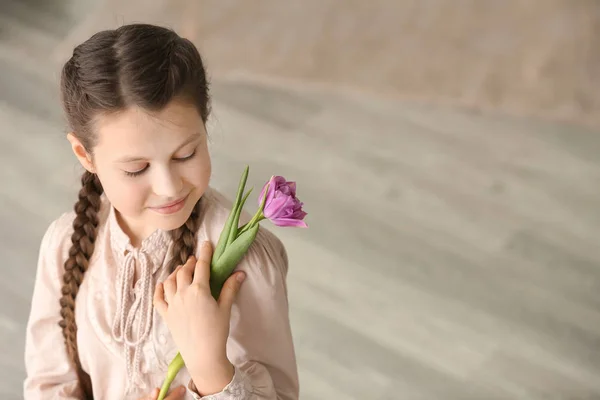 Linda Niña Con Hermosa Flor — Foto de Stock