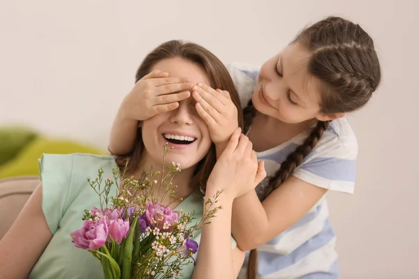 Cute Little Girl Greeting Mother Home — Stock Photo, Image