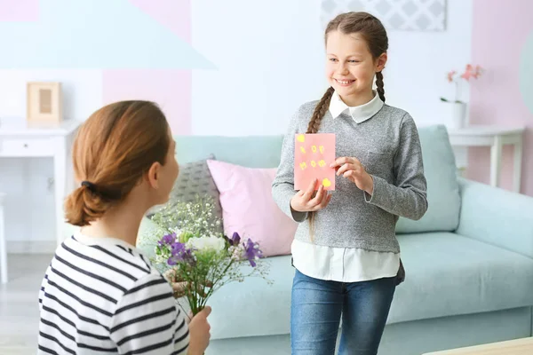 Klein Meisje Haar Moeder Thuis Groeten — Stockfoto