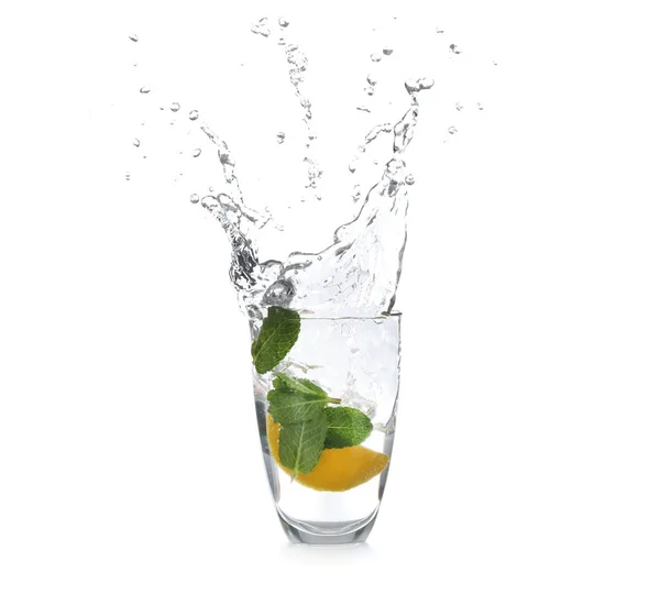Glas Med Stänk Vatten Och Skivade Citrusfrukter Vit Bakgrund — Stockfoto