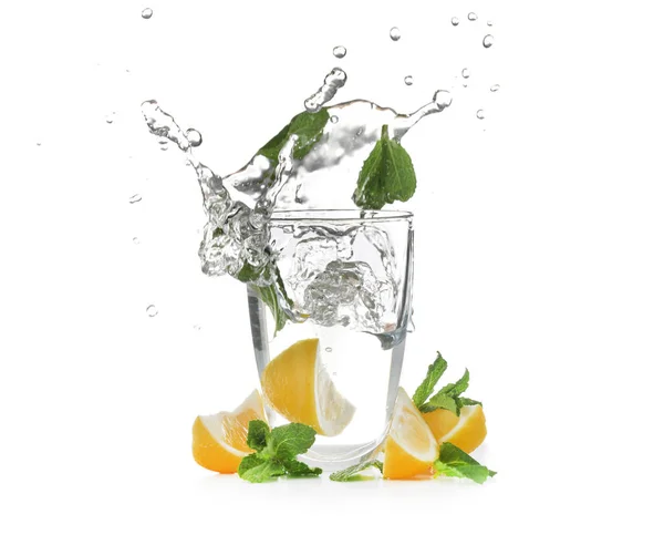 Glas Med Stänk Vatten Och Skivade Citrusfrukter Vit Bakgrund — Stockfoto