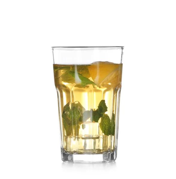 Szklanka Zimnej Lemoniady Liści Mięty Cytryny Białym Tle — Zdjęcie stockowe