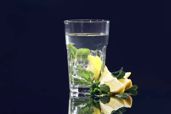 Glass Water Mint Leaves Lemon Ice Cubes Black Background — Stock Photo, Image