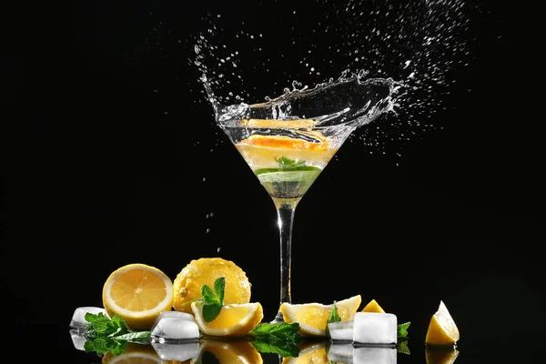 Glass Splashing Cocktail Slices Citrus Fruits Black Background — Stock Photo, Image