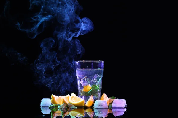 Склянка Води Листя Яти Нарізаний Лимон Кубики Льоду Чорному Тлі — стокове фото