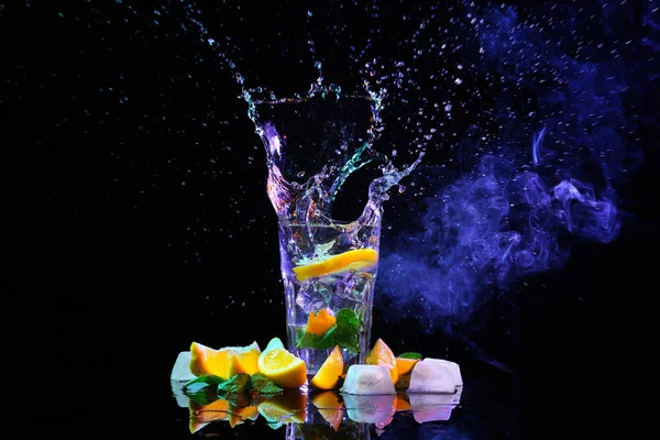 Bicchiere Con Spruzzi Acqua Fette Limone Fondo Nero — Foto Stock