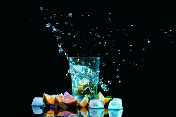 Vidrio Con Agua Salpicada Rodajas Limón Sobre Fondo Negro —  Fotos de Stock