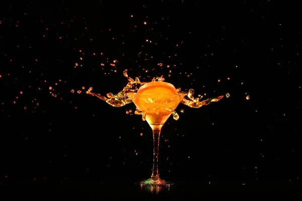 Glass Splashing Cocktail Slice Citrus Fruit Black Background — Stock Photo, Image