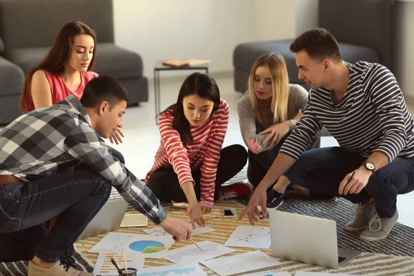 Jóvenes Que Tienen Reuniones Negocios Interiores — Foto de Stock