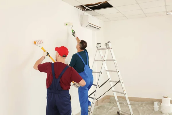 Pintores Masculinos Uniforme Trabalhando Dentro Casa — Fotografia de Stock