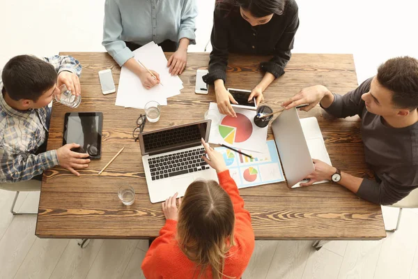 Jeunes Ayant Une Réunion Affaires Bureau — Photo