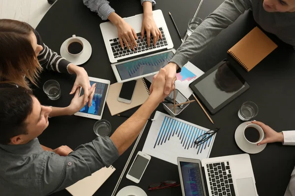 Des Jeunes Hommes Serrent Main Bureau Réunion Affaires Réussie — Photo