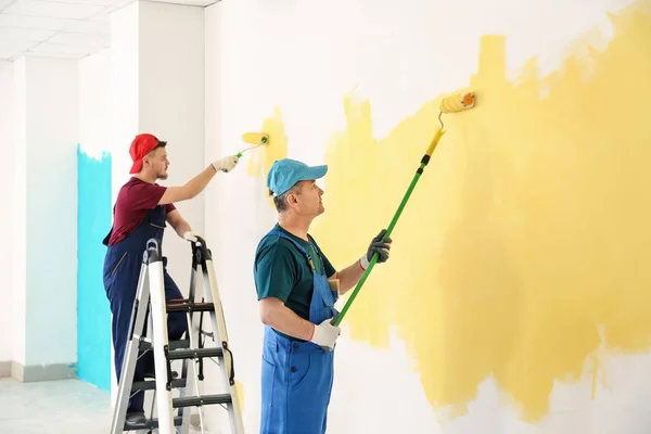 Pintores Masculinos Uniforme Trabalhando Dentro Casa — Fotografia de Stock