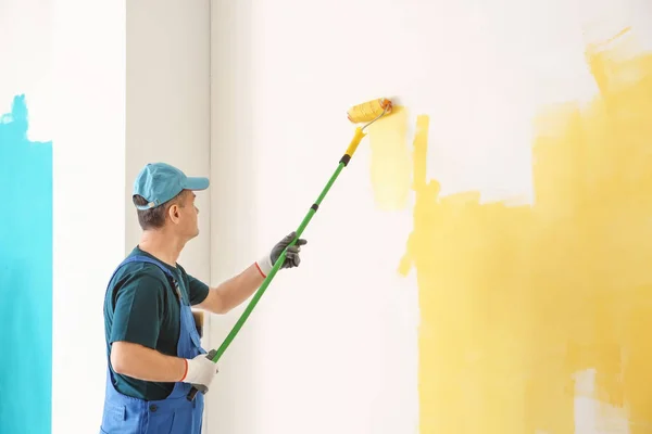 Pintor Masculino Uniforme Trabalhando Dentro Casa — Fotografia de Stock