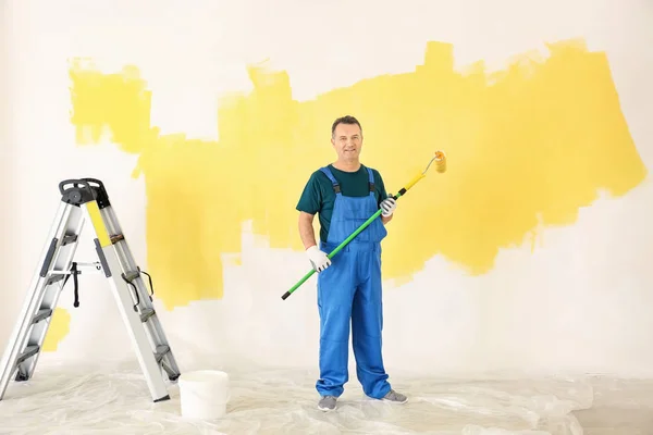 Pintor Masculino Uniforme Com Escova Rolo Dentro Casa — Fotografia de Stock