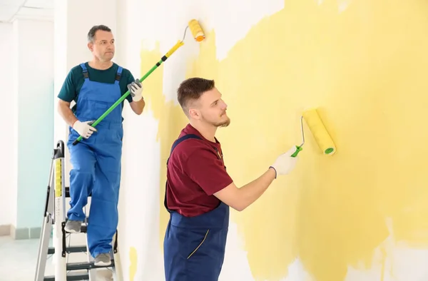 Pintores Masculinos Uniforme Trabajando Interiores — Foto de Stock