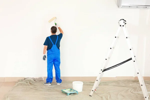 Pintor Masculino Uniforme Trabalhando Dentro Casa — Fotografia de Stock