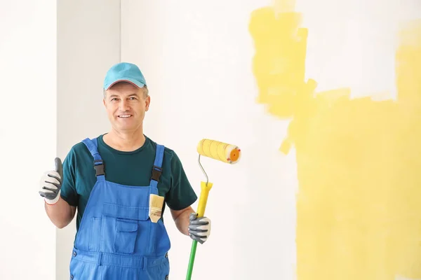 Pintor Masculino Uniforme Con Pincel Rodillo Interiores — Foto de Stock