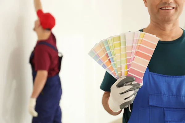 Male Painter Uniform Color Palette Samples Indoors — Stock Photo, Image