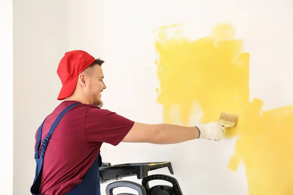 Pintor Masculino Uniforme Trabalhando Dentro Casa — Fotografia de Stock