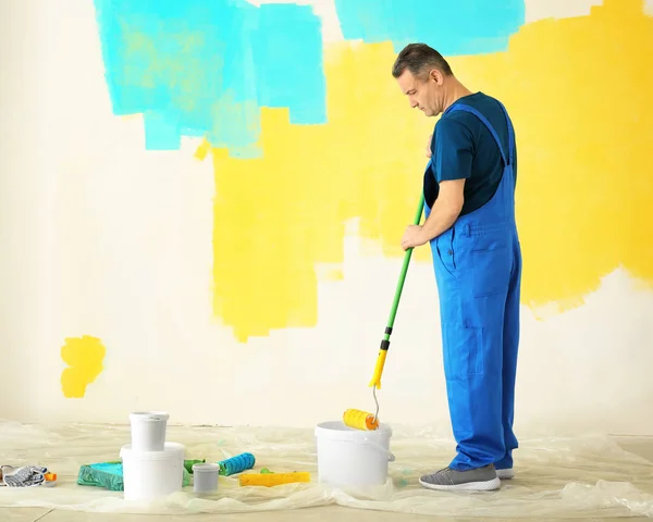 Pintor Masculino Uniforme Trabajando Interiores — Foto de Stock