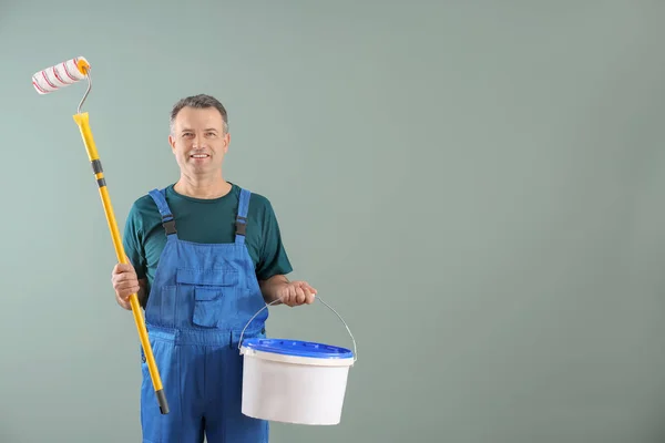 Manliga Dekoratör Uniform Med Hink Med Färg Och Rulle Pensel — Stockfoto