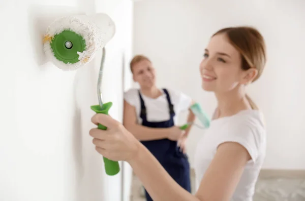 Jovem Pintor Trabalhando Sob Supervisão Capataz Quarto — Fotografia de Stock