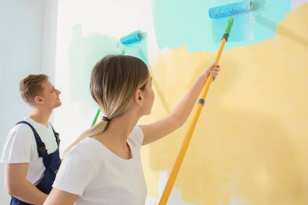 Young Painters Using Rollers Refurbishing Color Wall Indoors — Stock Photo, Image