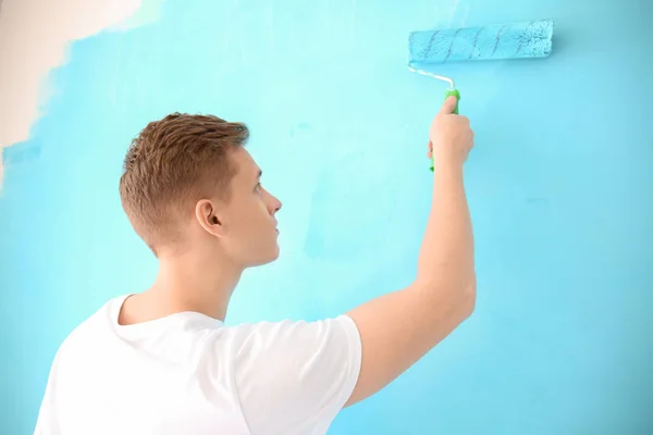 Male Painter Using Roller Refurbishing Color Wall Indoors — Stock Photo, Image