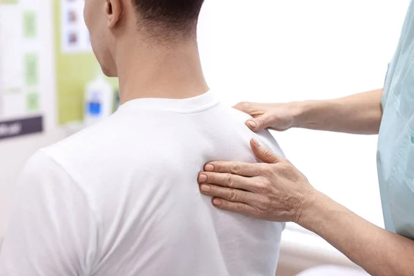 Orthopäde Untersucht Patientin Krankenhaus — Stockfoto