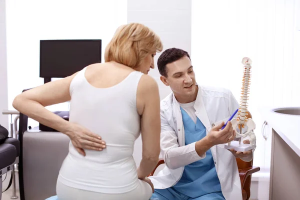 Orthopedist Showing Spine Model Patient Hospital — Stock Photo, Image