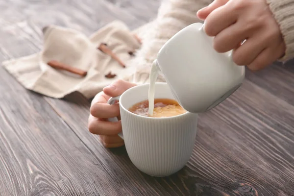 Çay Tablo Içine Süt Dökülen Kadın — Stok fotoğraf