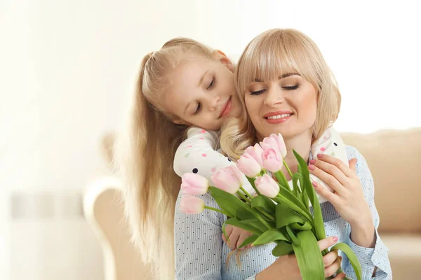 Portret Van Een Schattig Klein Meisje Haar Moeder Met Tulip — Stockfoto