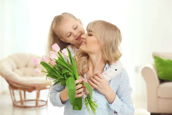 Ritratto Bambina Carina Sua Madre Con Bouquet Tulipani Casa — Foto Stock