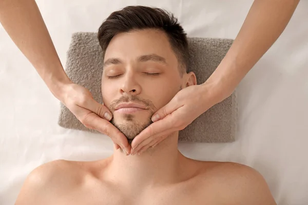 Knappe Man Met Gezicht Massage Spa Salon — Stockfoto