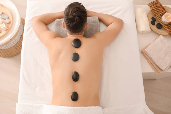 Bonito Homem Tendo Massagem Pedra Salão Spa — Fotografia de Stock