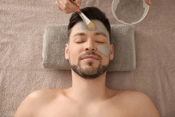 Cosmetologue Appliquant Masque Cosmétique Sur Visage Homme Dans Salon Spa — Photo