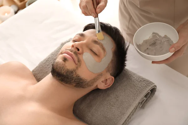 Cosmetologist Applying Cosmetic Mask Man Face Spa Salon — Stock Photo, Image