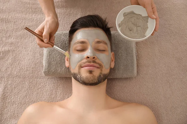 Cosmetólogo Aplicando Máscara Cosmética Cara Del Hombre Salón Spa — Foto de Stock