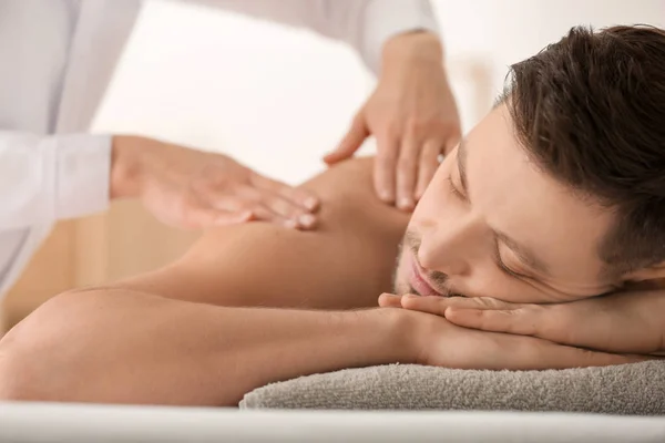 Man Met Massage Spa Salon Close — Stockfoto