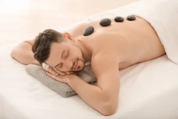 Hombre Guapo Teniendo Masaje Piedra Salón Spa — Foto de Stock