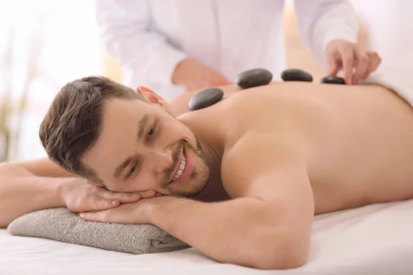 Hombre Guapo Teniendo Masaje Piedra Salón Spa — Foto de Stock