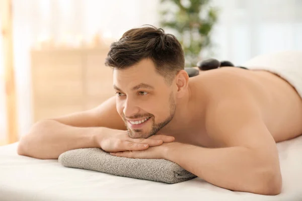 Bel Homme Ayant Pierre Massage Dans Spa Salon — Photo