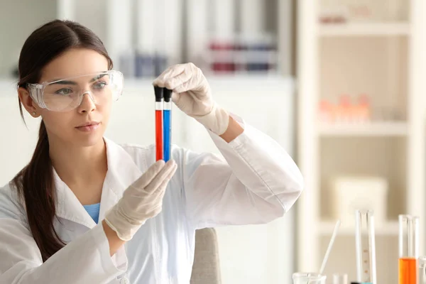 Cientista Fêmea Segurando Tubos Ensaio Com Amostras Cor Laboratório — Fotografia de Stock