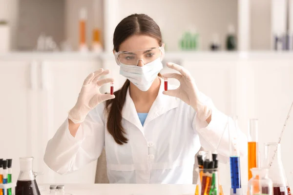 Científica Femenina Trabajando Laboratorio — Foto de Stock