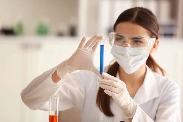 Vrouwelijke Wetenschapper Holding Reageerbuis Met Kleur Monster Laboratorium — Stockfoto